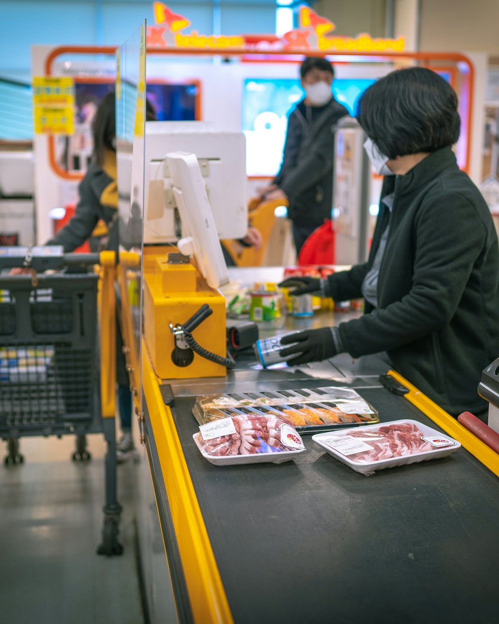 Kassiererin an der Supermarktkasse